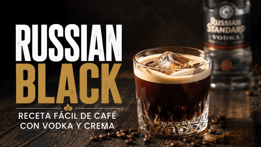 Russian Black con café, vodka, licor de café, crema y hielo servido en vaso bajo.